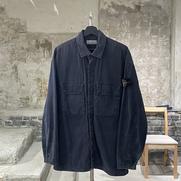 스톤 아일랜드 23S/S 차콜 트리트먼트 와펜 셔츠