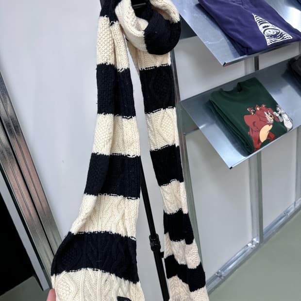 black&white cable knit muffler