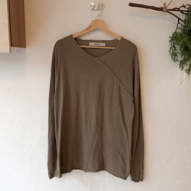 캐피탈 브이넥 롱슬리브