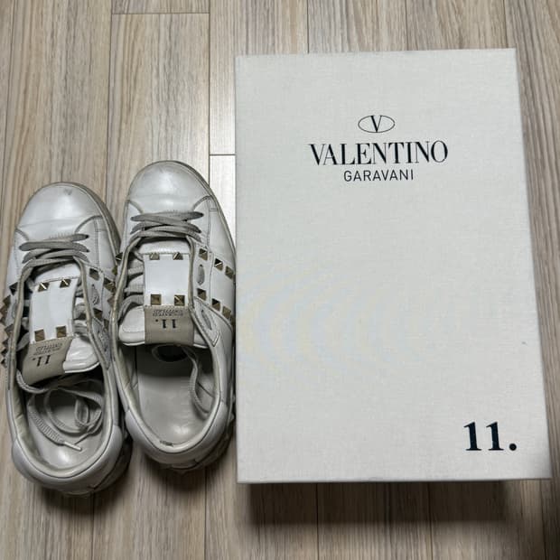 발렌티노 락스터드 스니커즈