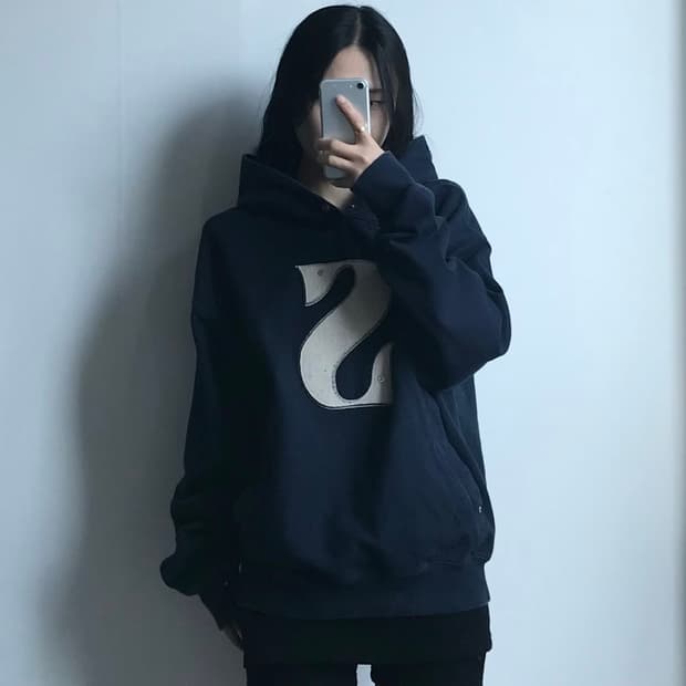 세터 아플리케 리벳 네이비 후드티