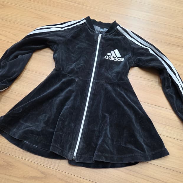 아디다스 벨벳 블랙 원피스 130사이즈입니다. 부드러운 벨벳 소재로 고급