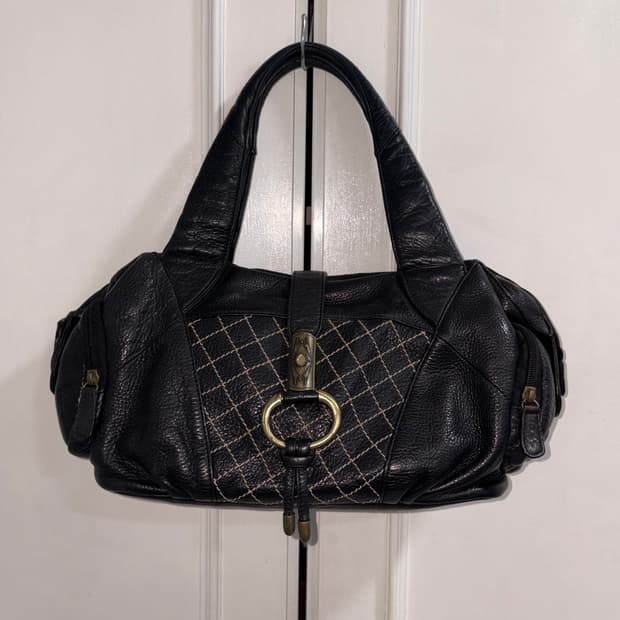 Ring shoulder bag