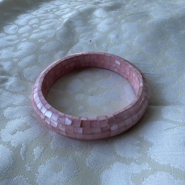 Mother of pearl bangle (pink)