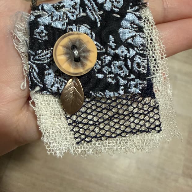 콜로신스 브로치