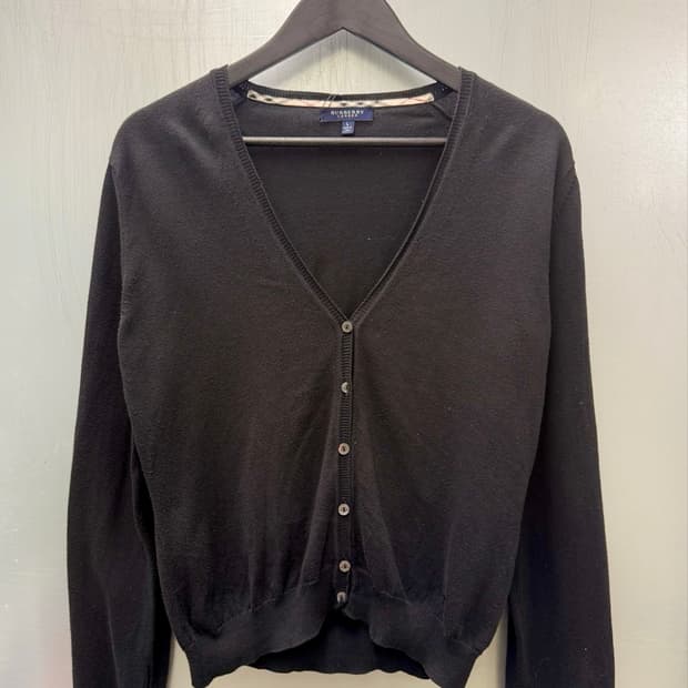 Burberry 버버리 블랙 색상 브이넥 니트 가디건