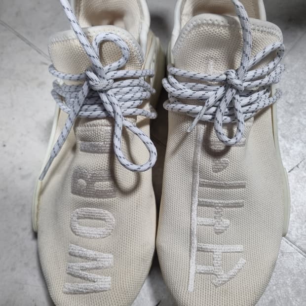 아디다스 퍼렐 윌리엄스 콜라보 스니커즈 