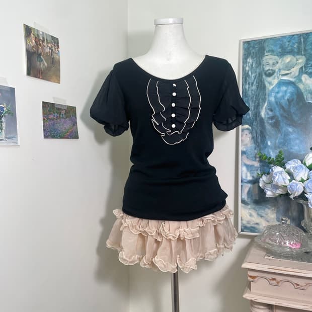 black ruffle point puff knit top