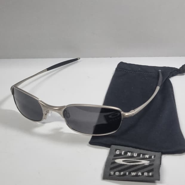 오클리 스퀘어 와이어 2.0 실버 새렌즈