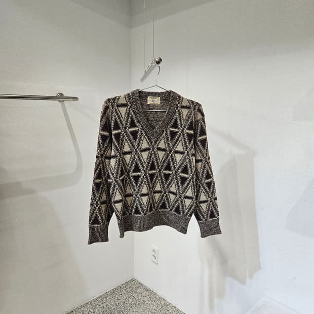 Vintage 패턴 브이넥 니트