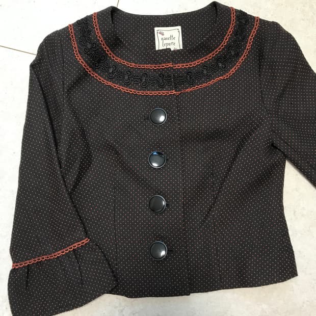 모리걸 도트 단추 숏자켓 브라운모리 라떼갸루