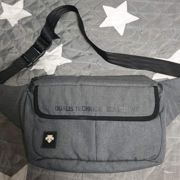 데상트 듀얼리스 가로형 크로스 메신저백 그레이