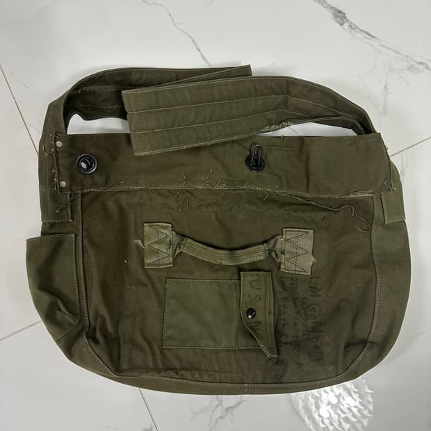 이레귤러 카키색 빈티지 크로스백