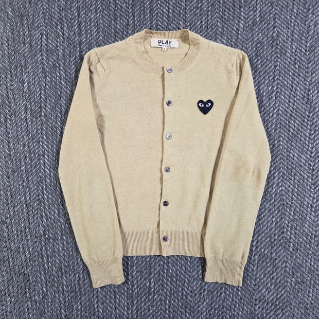 꼼데가르송 라운드넥 베이지 가디건
