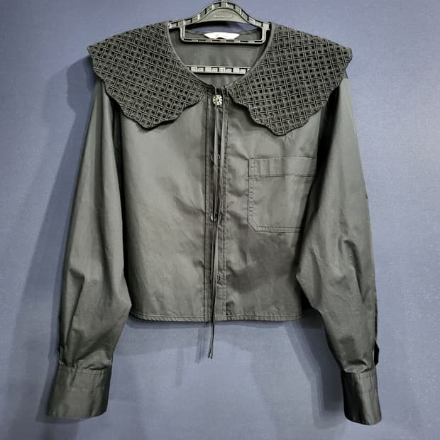 CC콜렉트 펀칭 자수카라 숏 블라우스