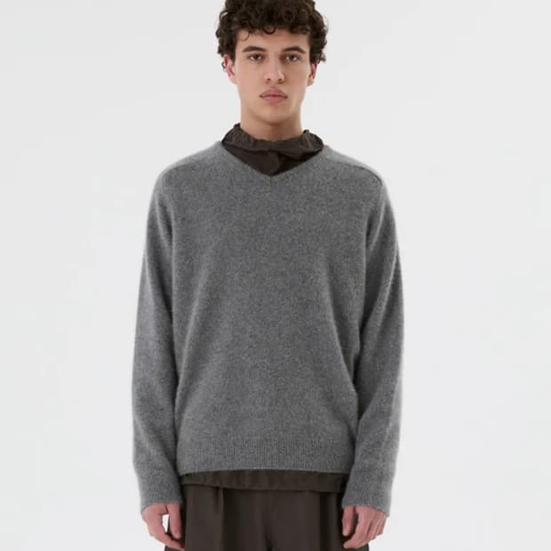 아모멘토 라쿤 브이넥 니트 차콜 s