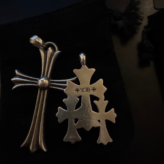 크롬하츠 라지 크로스 위드 베일 참 펜던트 & 트리플 크로스