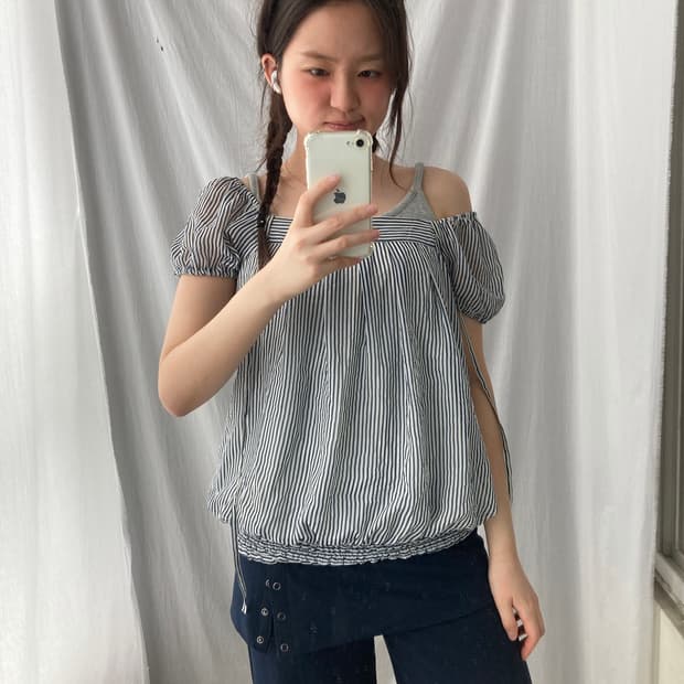 오프숄더 스트라이프 블라우스