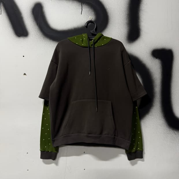 썸플레이스 도트 패턴 배색 레이어드 기모 후드티
