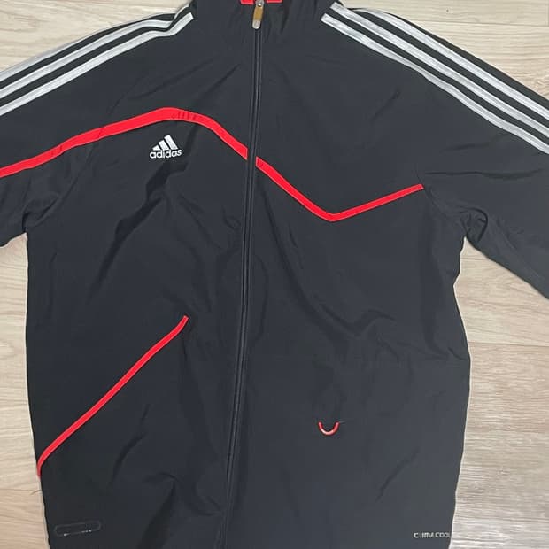 아디다스 블랙 바람막이 (레드 포인트)