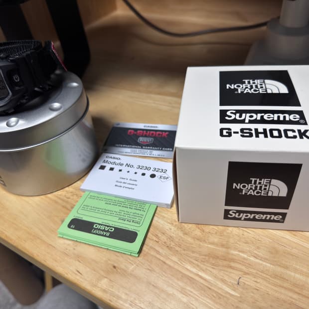 슈프림X노스페이스X카시오 지샥 DW-6900 블랙 판매합니다.