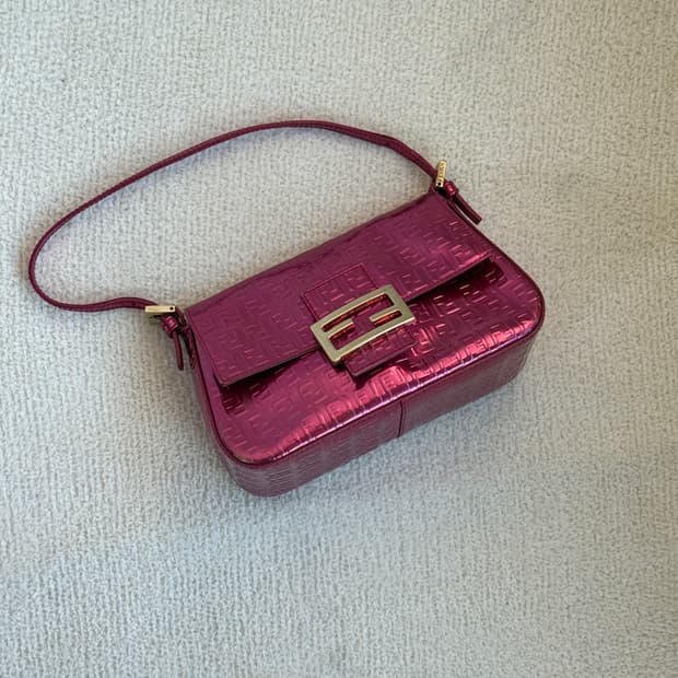 [정품+매우희귀] 펜디 핑크 메탈릭 주키노 바게트백