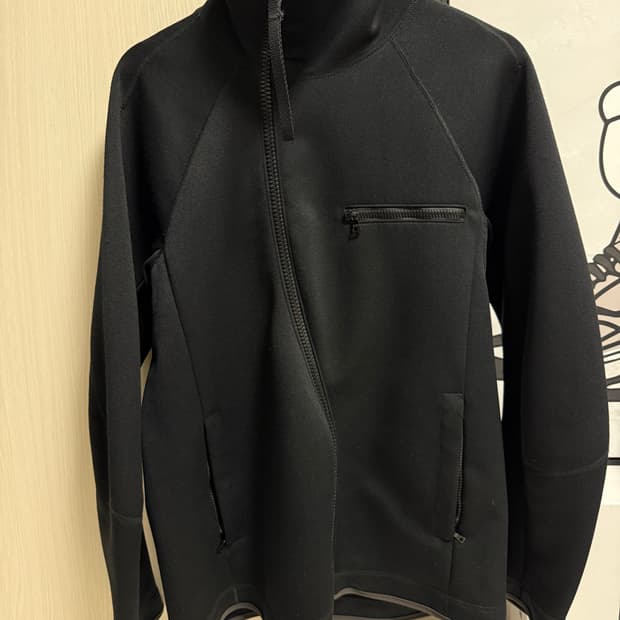 프라다 커브드 하이넥 집업 자켓