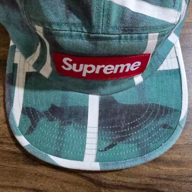 슈프림과 영국 설치미술가 슈프림 x 데미안 허스트 캠프캡 화이트 25SS