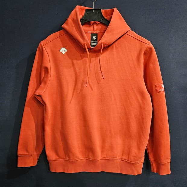 데상트 오랜지컬러 남성 세미오버핏 100 후드티 