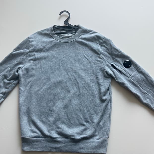 Cp컴퍼니 렌즈와펜 맨투맨