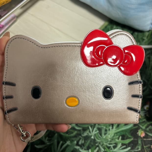 아이폰 15헬로키티 지갑케이스 (브라운)