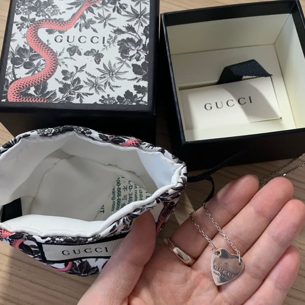 구찌 하트 팬던트 트레이드마크 실버 체인 목걸이 