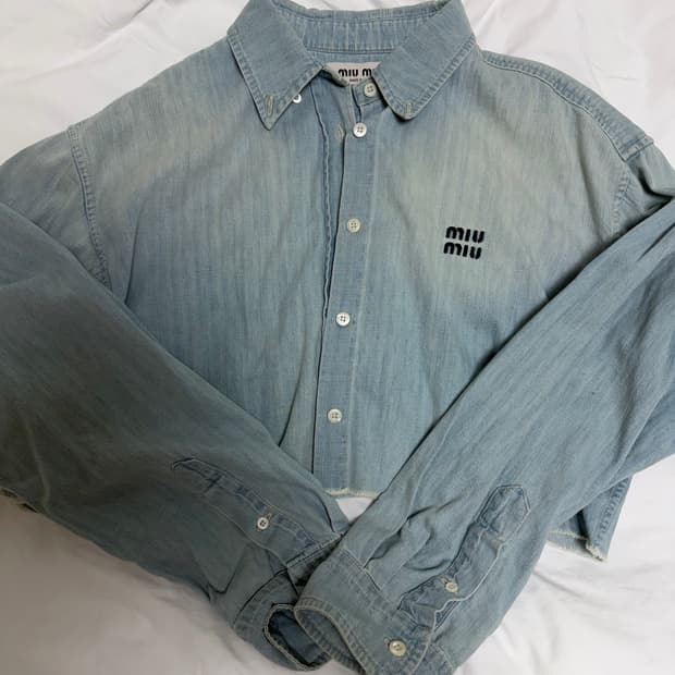미우미우 크롭 샴브레이 셔츠 42 (라이트블루)