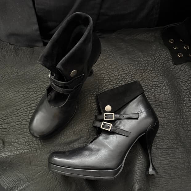 rare* john fluevog 프론트 버클 하트 힐 앵클부츠
