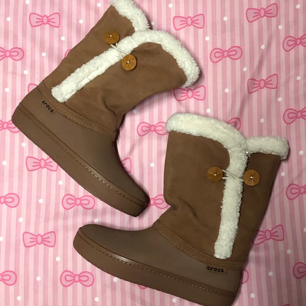 크록스 스웨이드 코코아 양털 버튼 부츠