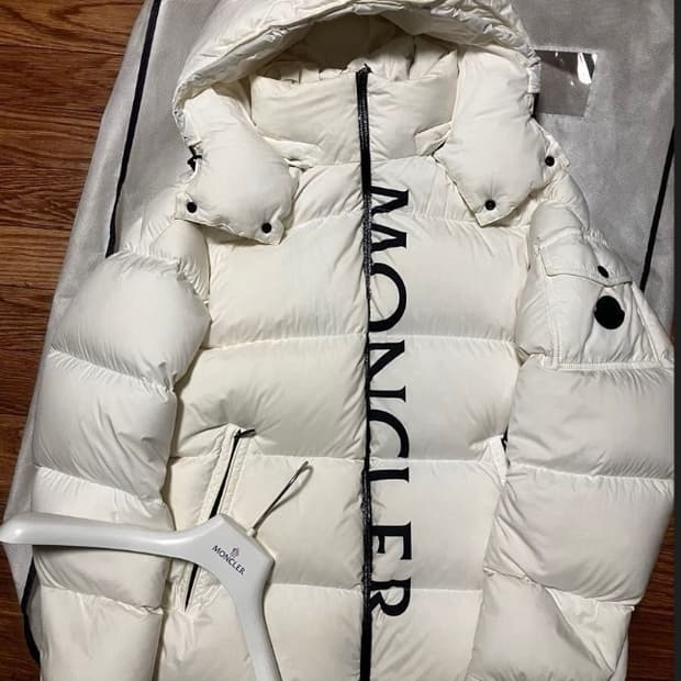 [정품] 몽클레어 화이트 빅로고 구스다운 XXL