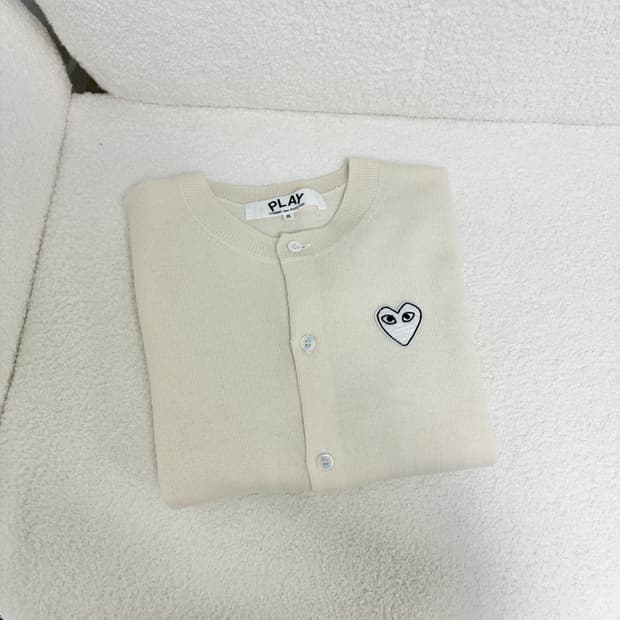 꼼데가르송 화이트 와펜 가디건 아이보리