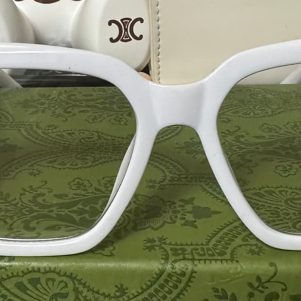 프라다 화이트 뿔테 안경