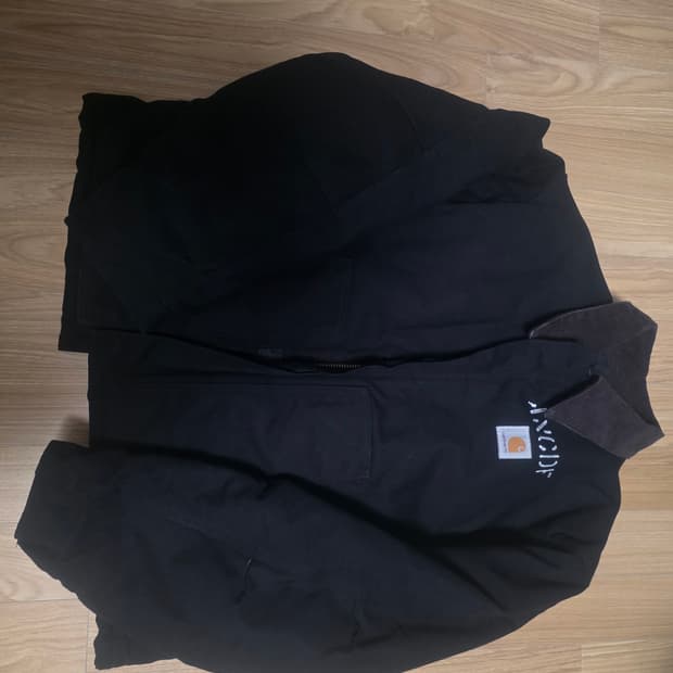 칼하트 j02 블랙 xl사이즈 판매합니다.