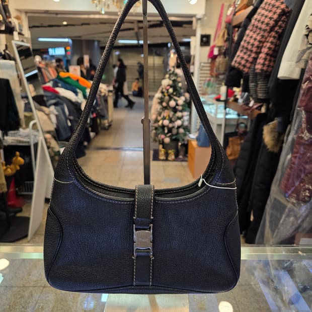 살바토레 페라가모Salvatore Ferragamo의 블랙 가죽 숄더백