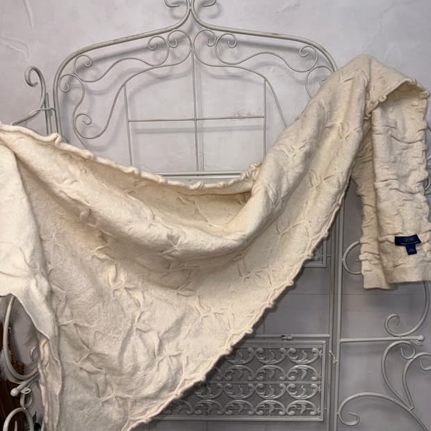 Ivory cashmere wrinkled muffler