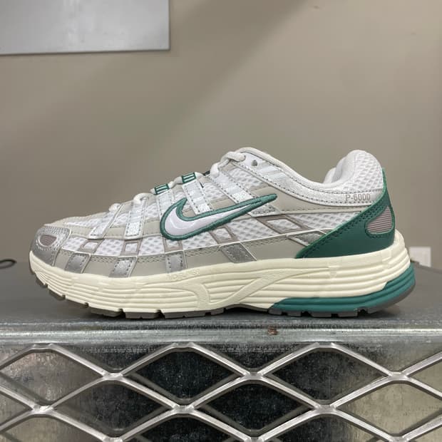나이키 P-6000 메탈릭 실버 235