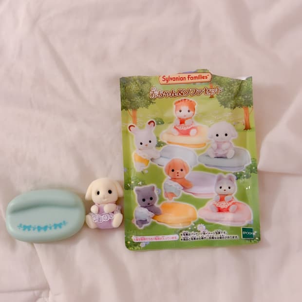 일본 실바니안 패밀리 쿠지 한정 아기 소파 세트 블라인드백 플로라토끼