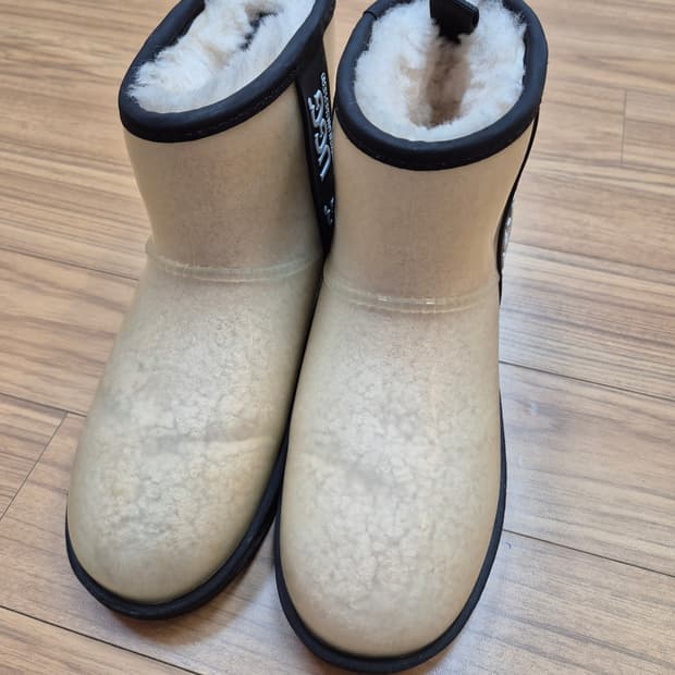 투명한 디자인이 매력적인 UGG 클리어 부츠입니다. EU37 사이즈로, 