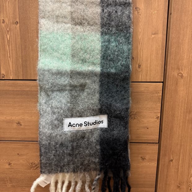 아크네 스튜디오 머플러(미사용)