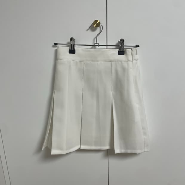 화이트 플리츠 미니스커트