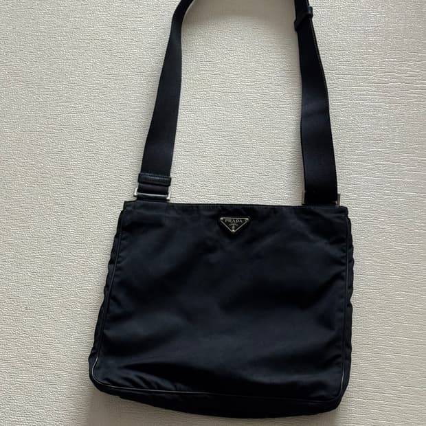 프라다 포코노 크로스백 블랙