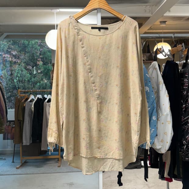 언스퀴키 비대칭 블라우스 