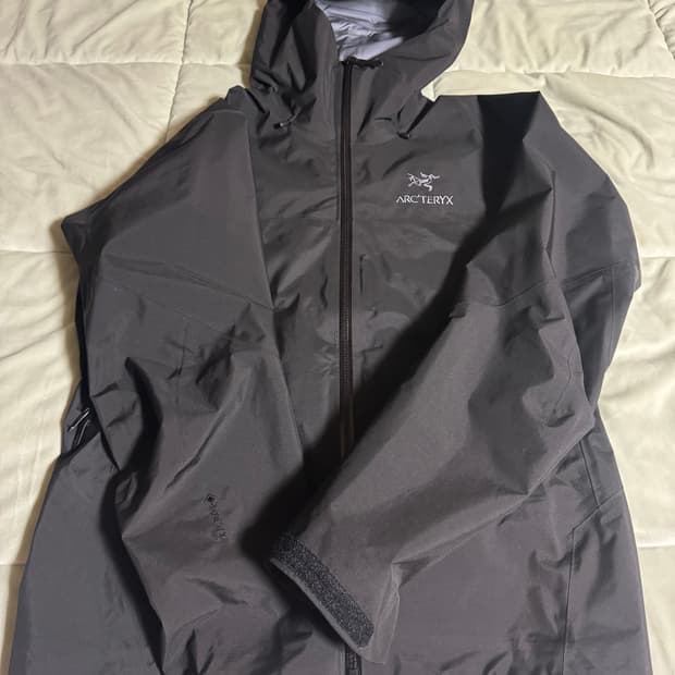 아크테릭스 베타 AR 스톰 후드 블랙 M 판매합니다.