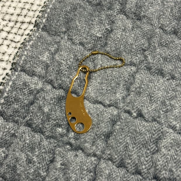 캐피탈 버튼후크 키링- 금색